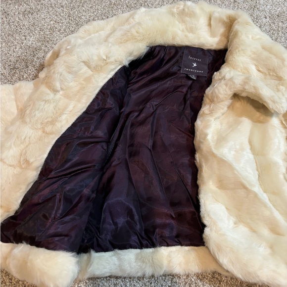 Women’s faux fur cropped shrug jacket - Picture 3 of 3